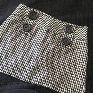Retro inspired houndstooth mini skirt